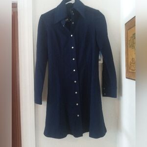 A dress  from the 1970  with snaps on the arms that snaps up the front